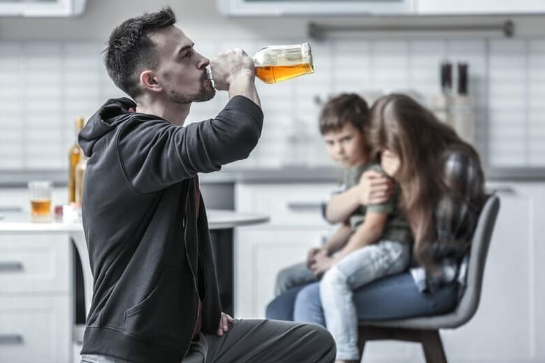 Ein Mann trinkt Alkohol, wie man ihm hilft, damit aufzuhören
